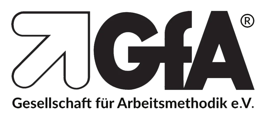 Es ist ein schwarz-weißes Logo mit einem Pfeil und dem Schriftzug "GfA Gesellschaft für Arbeitsmethodik e.V." zu sehen